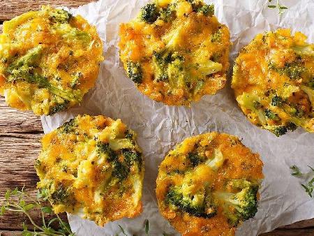 Яйчени омлети със сирене чедър и броколи във форми за мъфини - снимка на рецептата